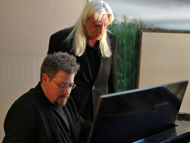 Dose Hermanos: Bob and Tom at piano